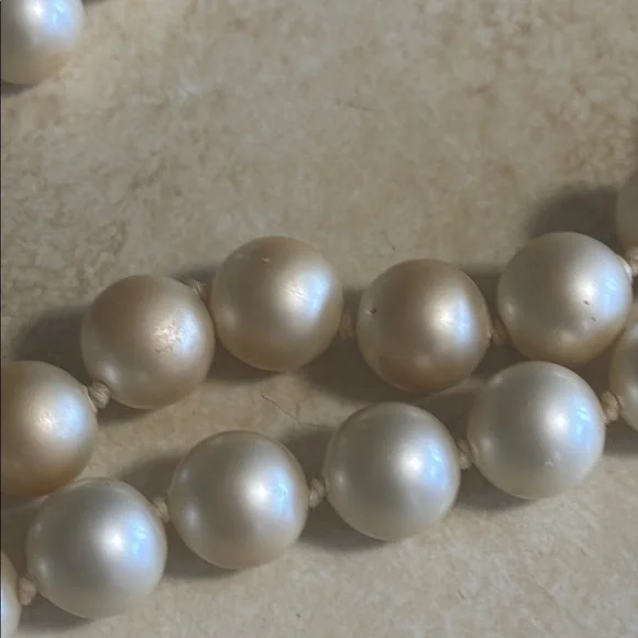 Elegant Faux Pearl Necklace with Floral Accent Vintage - Picture 5 of 7